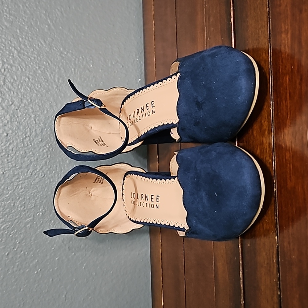 Journee Collection Blue Seude Low Heel Scalloped Shoes Kitten Heel Velvet Sz WD6 - Picture 2 of 6